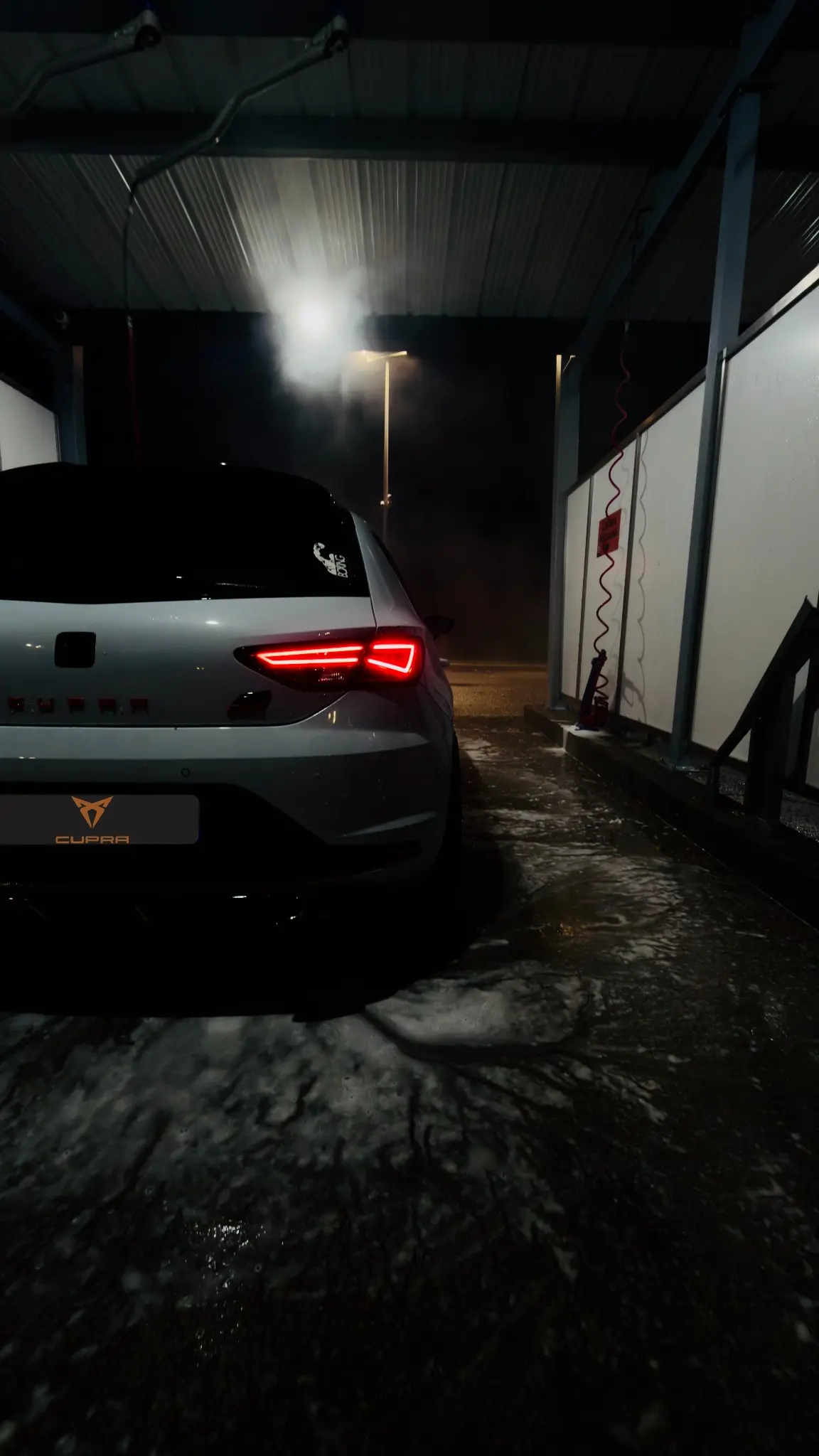Cupra dans la station de lavage de nuit